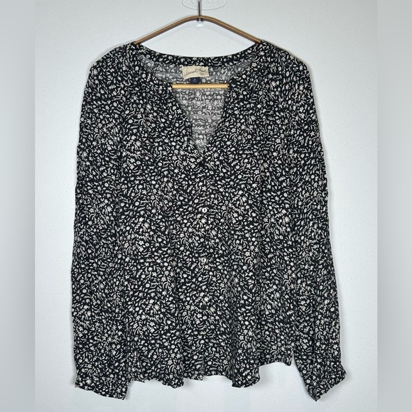 Universal Thread Black and White Ruffled Long Sleeve Blouse. Size Medium - Picture 1 of 8